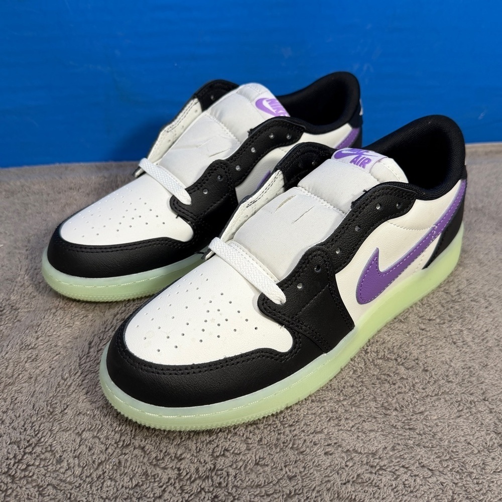 Jordan 1 retro og low
Gs ‘black raspberry ‘
Brand new - Picture 2 of 15